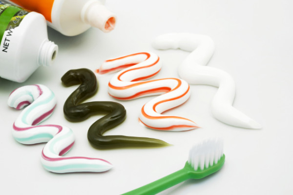 歯磨き粉に含まれる塩の効果を解説 塩だけで歯磨きをしても良いの Smileteeth スマイルティース