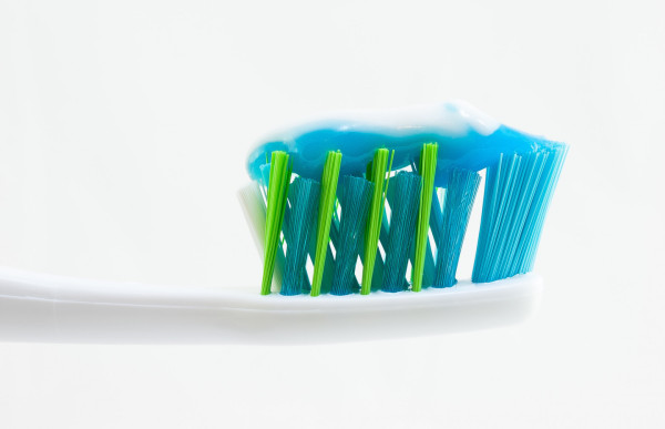 電動歯ブラシにも歯磨き粉を使うと効果的